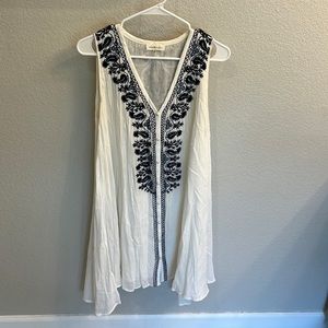 Sugarlips Sleeveless embroidered button front gauze dress. Great condition